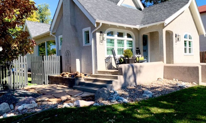 Central Colorado Springs House | Extremely Clean!🏡1928 Columbine Cottage-Hot tub,Fire pit,Hiking,Pikes Peak Views