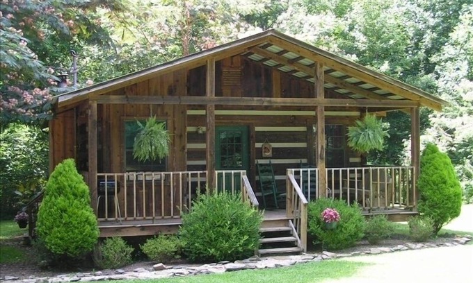 Townsend Cabin | Extremely clean cabin in a quiet setting with an outdoor fire pit.