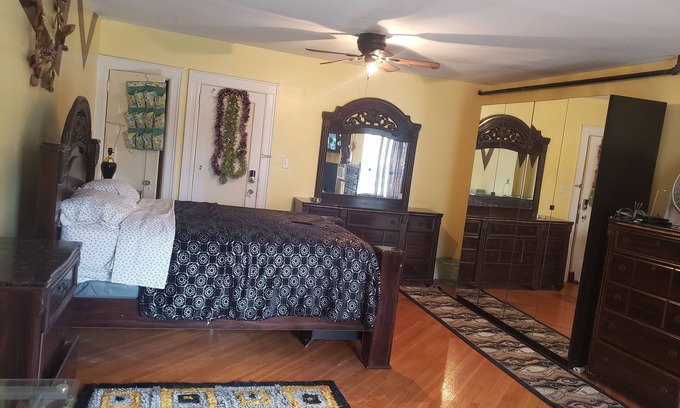 Flatlands House | Extremely Spacious and Beautiful, sleeps 7 people, 5 minutes from everything!