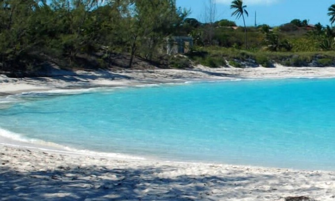 Farmer's Hill Apartment | Exuma feed da sharks villa 2mins to beach pool n car