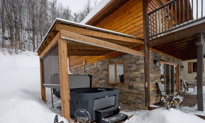 Sainte-Agathe-des-Monts Ski Chalet | Ezeras for 4 people with a hot tub