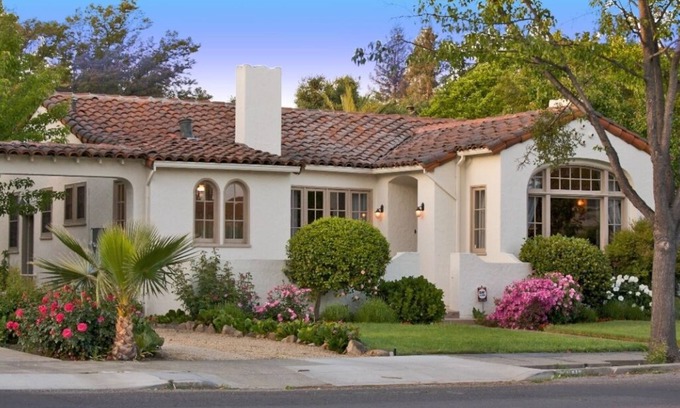 Napa House | F.J. Massa House ~ Walk to Downtown Napa ~ Bocce Court