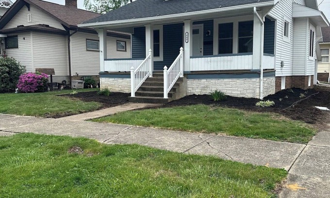 Uhrichsville House | F&S Cozy Cottage Your Home Away from Home