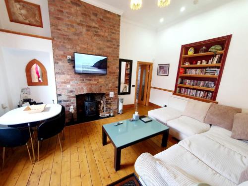 Barry House | F1 MAISON 108 - Holiday Home - Full Kitchen - Street FREE PARKING, NETFLIX - 68Mbps BT WIFI - DVD's - Welcome Tray - By Corner from Gavin n Stacey Film House