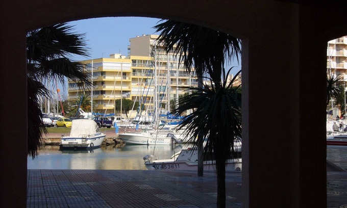 Le Port Apartment | F2 air-conditioned, near beach (for 4 people)