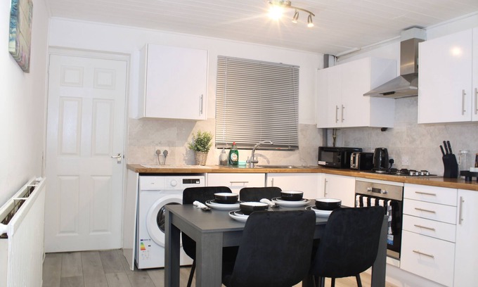 Derby House | F2S Serviced 2Bed House Wi-fi, Netflix, Parking, Train station nearby. Holiday!