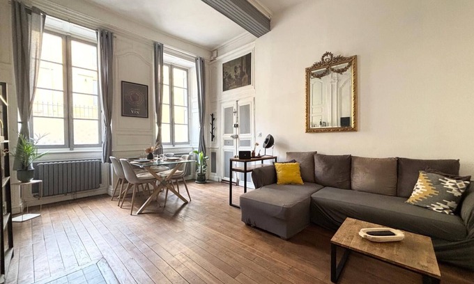 Avallon Apartment | F3 XVI Century in the Town Center on Ground Floor with Courtyard