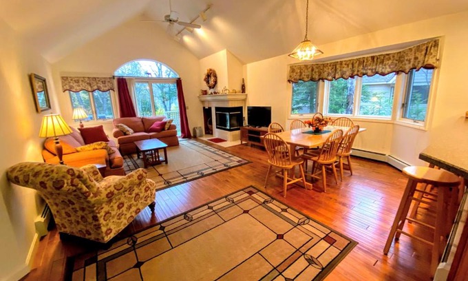 Bretton Woods Villa | F9 Fairway Village home on the Mt Washington golf course - in the heart of Bretton Woods
