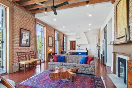 Lower Garden District Apartment | Fab 1838 Garden District 5BR with Parking And Balcony