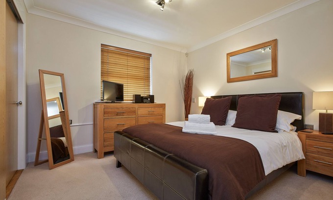 Greenham Apartment | Fab 2 Bed 2 Bath apt w/parking Jago Court Newbury