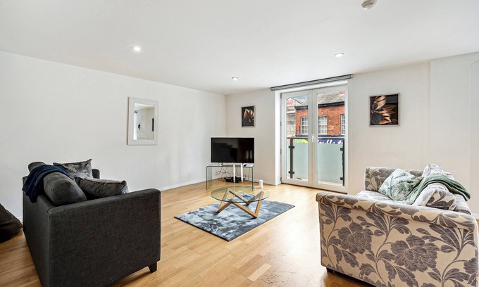 Trafford Apartment | Fab 2 bed | Central Altrincham | Pass the Keys | Pass the Keys