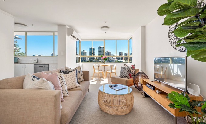 New Farm Apartment | Fab! ~ Skyline City, Water + Story Bridge Views
