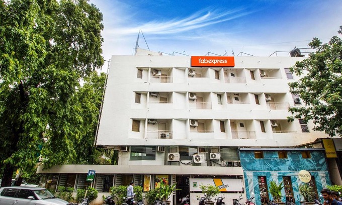 Sayajiganj Hotel | FabExpress Kalyan - Nr Dairy Dan Circle