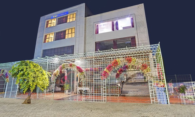 Indirapuram Hotel | Fabhotel Golden Rivaah