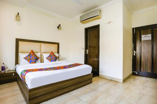 Chittaranjan Hotel | FabHotel JPM The Grand Bella - Nr Nehru Place Market