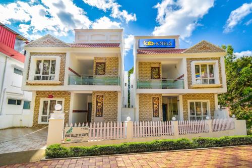 Thalayathimund Hotel | FabHotel Vinu Valley Resorts - Nr Ketti Valley View Point