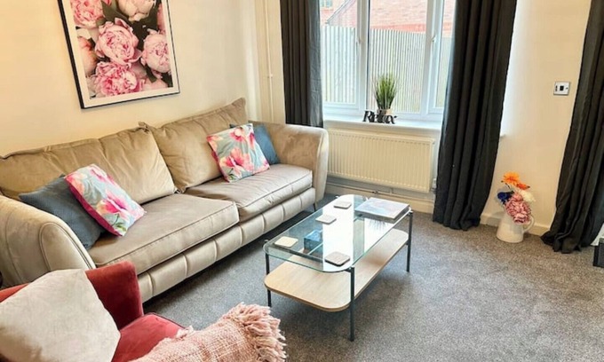 Little Eaton House | Fabulous 2 bed Town house free parking Wi-FI