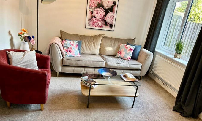 Little Eaton House | Fabulous 2 bed Town house free parking WiFI