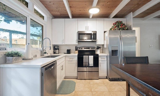 Village of La Jolla Cottage | Fabulous 2-bedroom cottage with AC in La Jolla