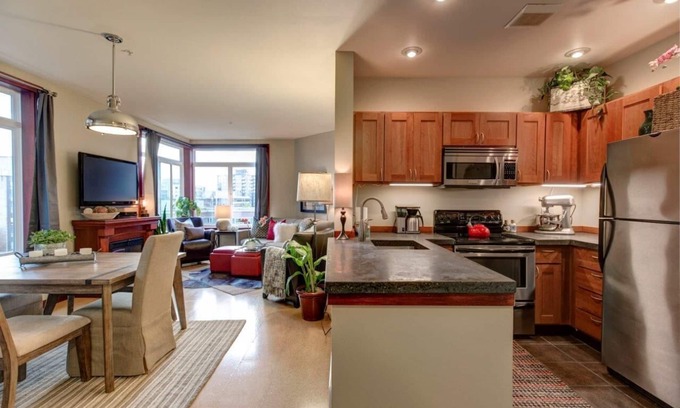 Belltown Condo | Fabulous 2 Bedroom Suite in the City! King Beds/Secured Parking & Indoor Pool!