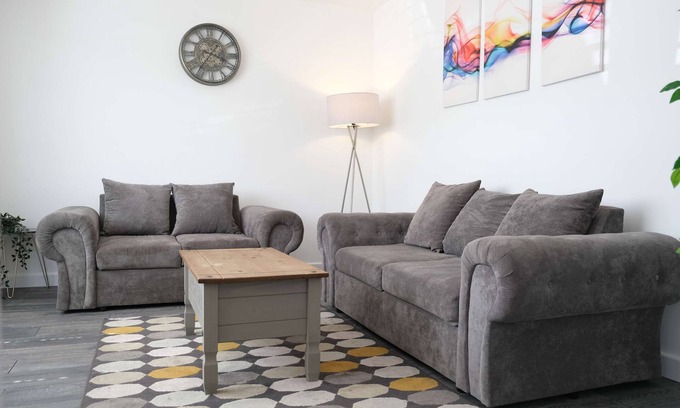 Bedford House | Fabulous 3 Bedroom Home with Parking in Bedford