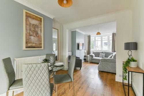 Tipton House | Fabulous 3 Bedroom House Near Black Country Museum Contractors & families