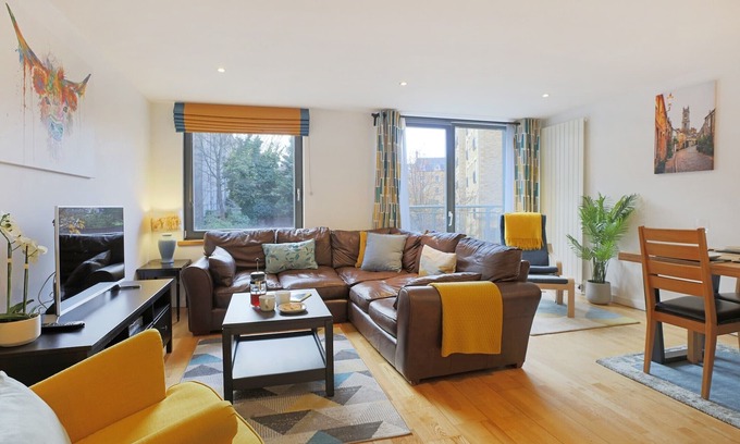 New Town Apartment | Fabulous 3 bedroom property in city centre location. Sleeps 5.