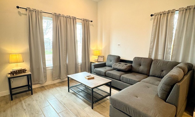 Riverside House | Fabulous 3 Bedroom Home Great option for a Family vacation Near SA Downtown