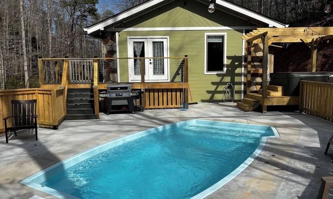 Gatlinburg - Pigeon Forge Cottage | Fabulous 3Bed 3 bath Cottage Pool Hot tub Games