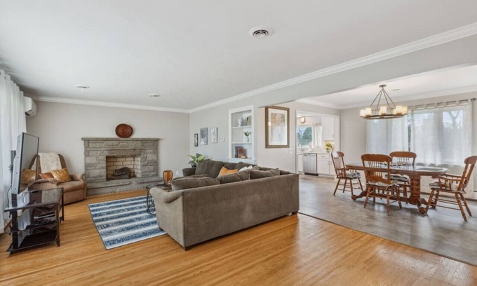 Rochester House | Fabulous 3BR Close to Airport