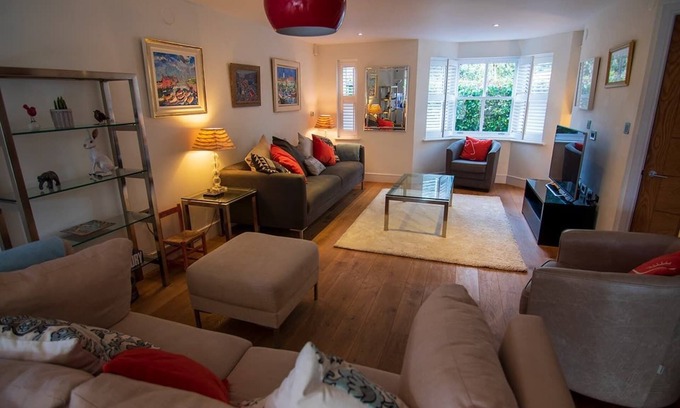 Marlow House | FABULOUS 4 BED TOWN-HOUSE IN CENTRAL MARLOW CLOSE TO RESTAURANTS, PARK & RIVER