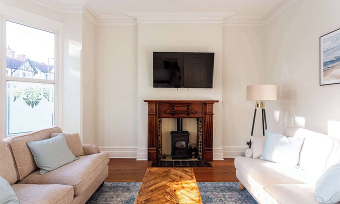 Westcliff-on-Sea House | Fabulous 5 Bed House in Southend, 5 Mins to Beach