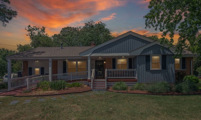 Coliseum Central House | Fabulous 5 Bedroom 3 Bathroom Holiday House Near Beaches. WE SANITIZE!