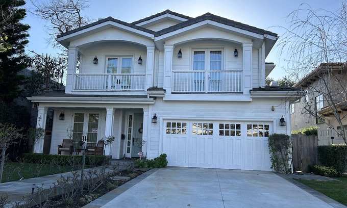 Palms House | Fabulous 5-bedroom home in Prime West Los Angeles Neighborhood