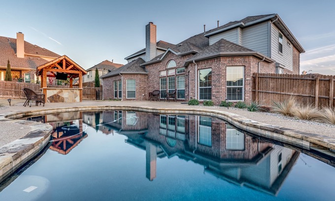 South Arlington House | Fabulous 6 Bedroom, 4 Bath Pool Outdoor Kitchen Media 3 Kings, 6 Queens, 1 Fu