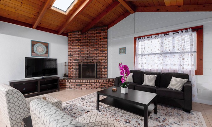 Mira Mesa House | Fabulous 6BR Retreat with AC -Ideal for Families & Large Groups”