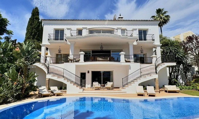 Benahavis Villa | Fabulous 8-bedroom Andalucian family Villa with panoramic vistas