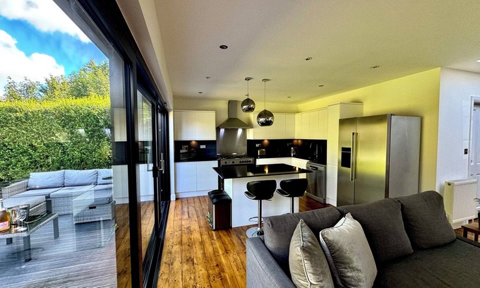 Hatfield House | Fabulous Art Deco home with garden, parking n Wifi near Harry Potter (sleeps 8)