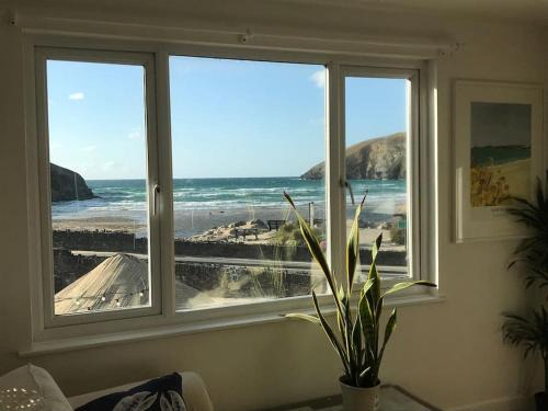 Mawgan Porth Apartment | Fabulous Beach Pad Just 20 Paces From The Sea