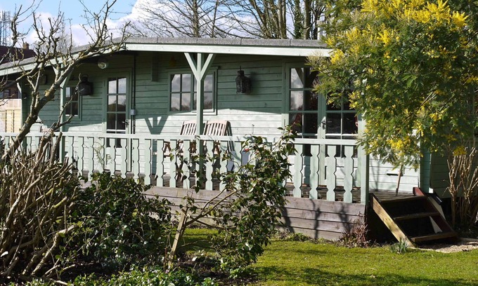 Brading Cabin | Fabulous bed and breakfast lodge with views of the marsh
