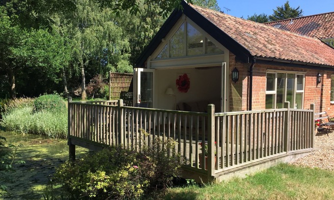 Woodbridge House | Fabulous boutique cottage for 2 people overlooking a large pond and gardens