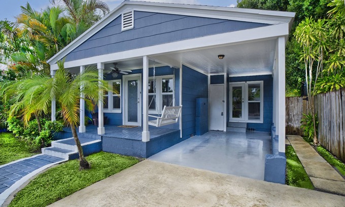 South Middle River House | Fabulous Bungalow w/Outdoor Eden mins from Beach