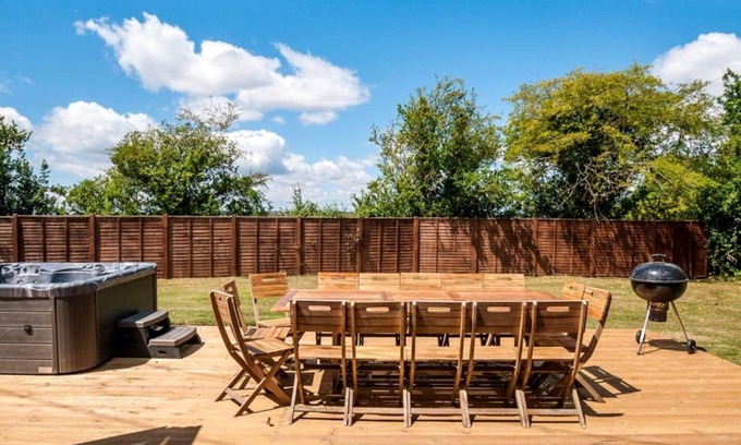 Upton Cheyney House | Fabulous cabin w/huge garden & hot tub sleeps 18