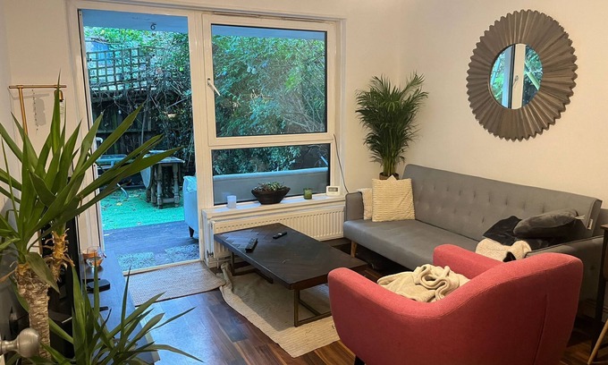 Archway Apartment | Fabulous central chic 2-bedroom apartment with WiFi in London