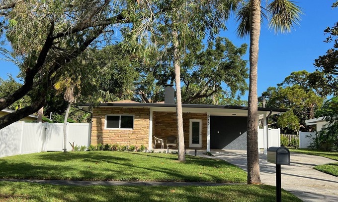 North Trail House | FABULOUS chic Indian Beach/Sapphire Shores house!