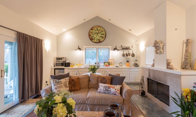 Glen Ellen House | Fabulous Cottage, Walk to Glen Ellen