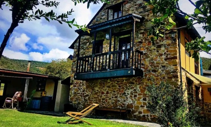 Rozuelo Cottage | Fabulous country house located in El Bierzo