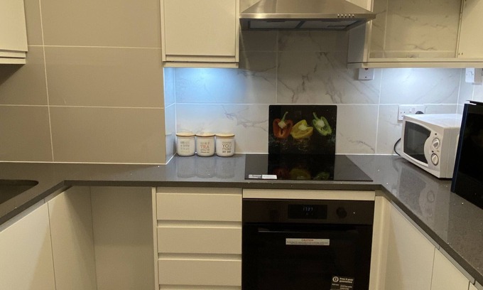 Crawley Apartment | Fabulous Crawley Apartment near L3Harris Gatwick Manor Royal Sleeps 4