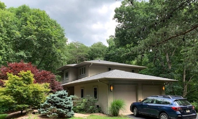 Bloomington House | Fabulous custom home on 10 close-to-town acres