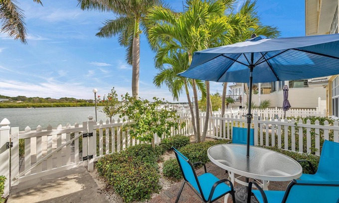 Indian Shores Condo | FABULOUS ! !DIRECT"WATERFRONT"1st FloornWalk to Beach! COZY King Bed